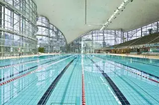 Schwimmbecken in der Olympiaschwimmhalle