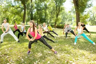 Gruppe macht Sport im Park