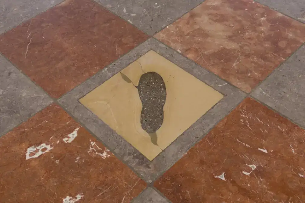 Der Teufelstritt in der Münchner Frauenkirche.
