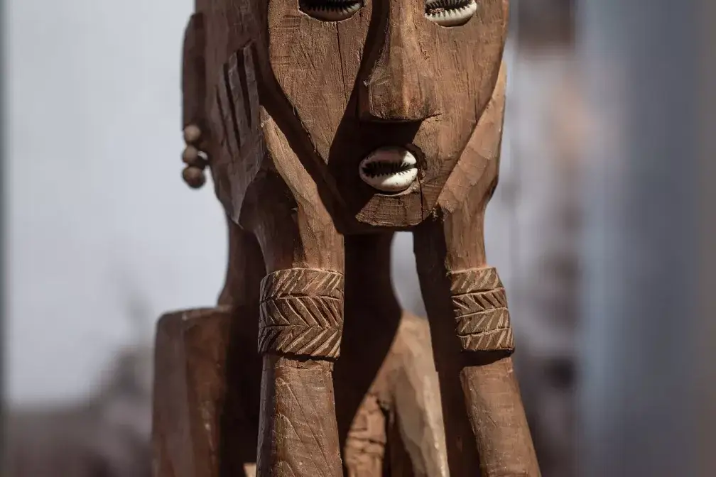 Ausstellungsstücke im Museum Fünf Kontinente