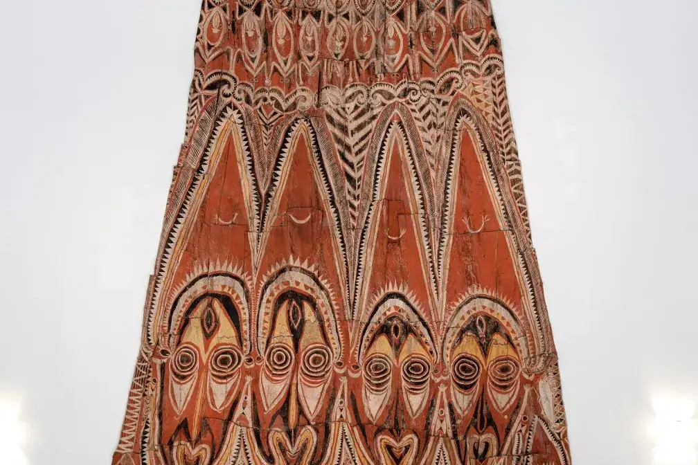 Ausstellungsstücke im Museum Fünf Kontinente