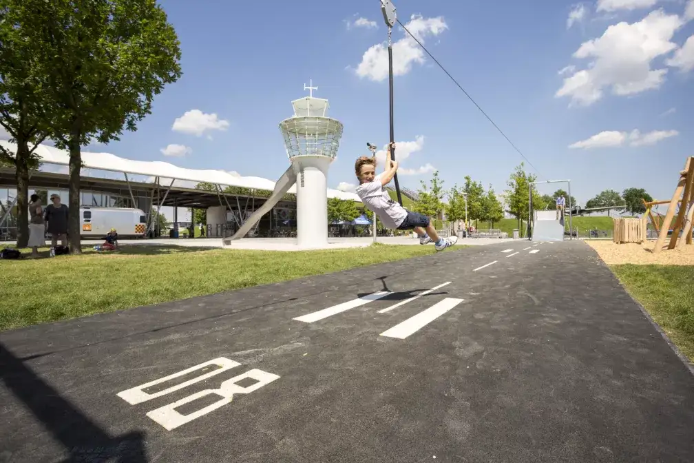 Ferienprogramm auf dem Spielplatz des Besucherparks am Münchner Flughafen