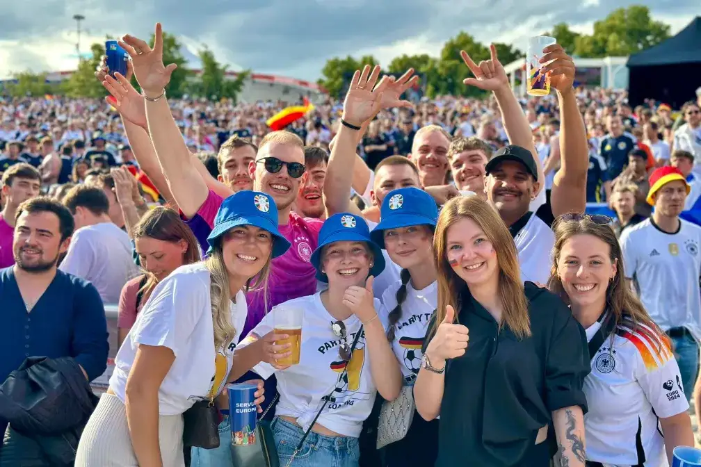 Fans feiern in der Fan Zone