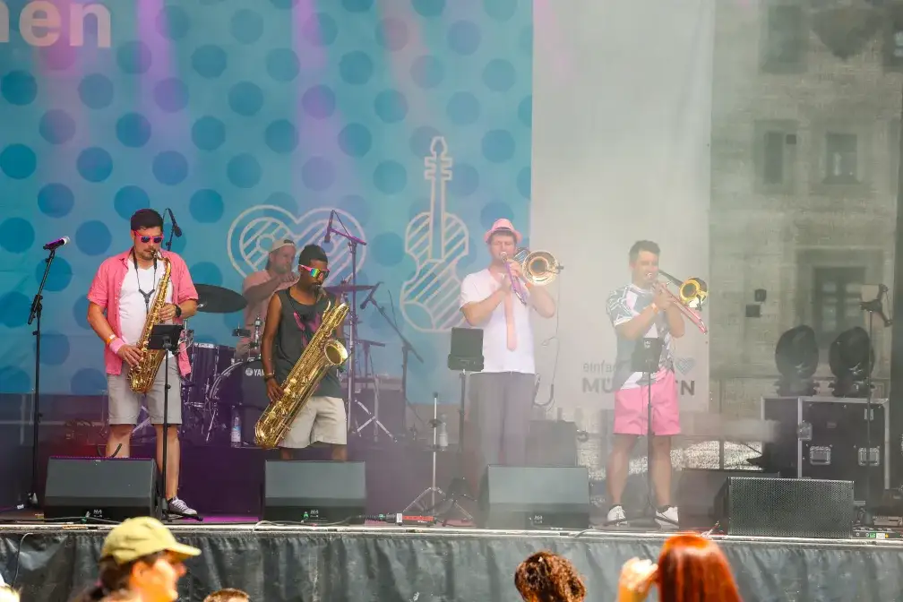 Live-Musik auf der Bühne am Marienplatz beim Stadtgeburtstag