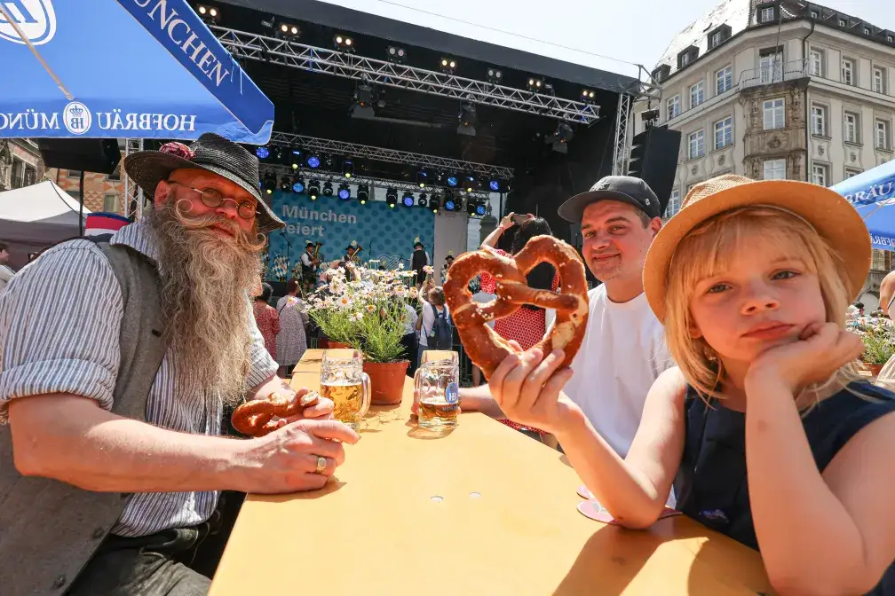 Besucher im Biergarten auf dem Marienplatz beim Stadtgeburtstag