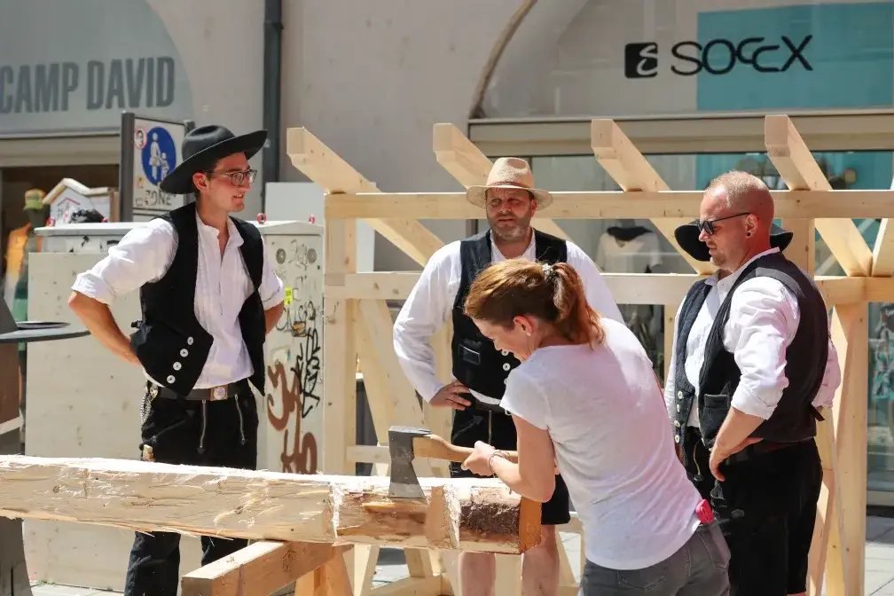 Ausprobieren im Handwerkerdorf beim Stadtgeburtstag