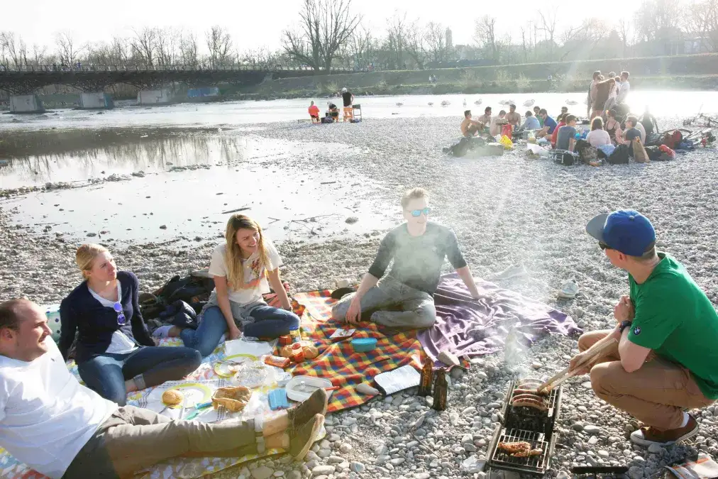 Die Isar in München Baden, Grillen und Entspannen muenchen.de