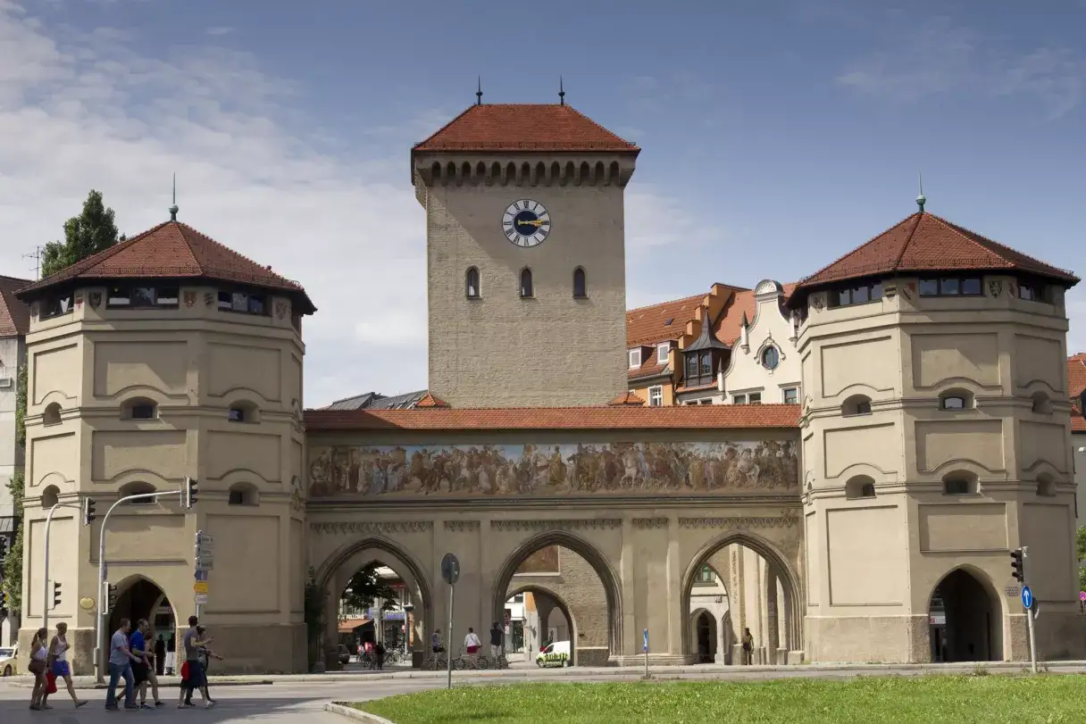 Isartor in München: Das östliche Stadttor der Altstadt mit Valentin ...