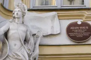 Skulptur vor dem Eingang zum Asam-Haus Skulptur vor dem Eingang zum Asam-Haus