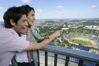 20210430_Olympiaturm Ein Paar auf der Aussichtsplattform des Olympiaturms
