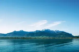 Blick über den Chiemsee auf die Kampenwand