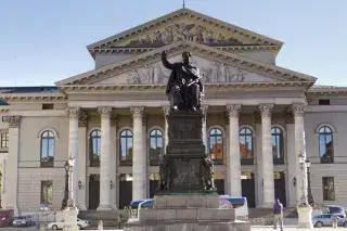 Der Max-Joseph-Platz im Sommer