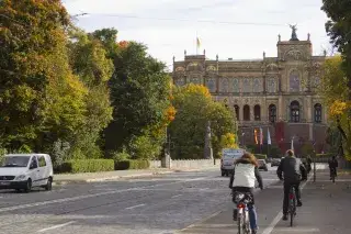 Fahrradfaher radeln Richtung Maximilianeum Fahrradfaher radeln Richtung Maximilianeum