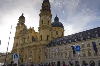 Die Theatinerkirche am Odeonsplatz