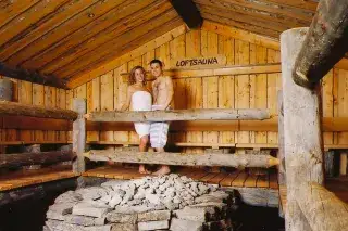 20201221_Tipps_kühle_Tage_Guide Ein Pärchen sauniert in der Sauna im Michaelibad