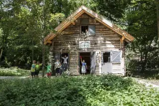 Eine historische Almhütte im Museumsgarten des Alpinen Museums Eine historische Almhütte im Museumsgarten des Alpinen Museums