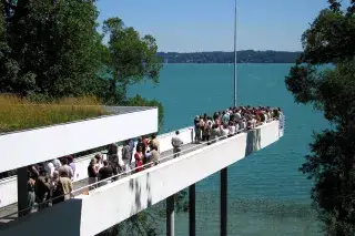 Besucher auf dem Steg des Buchheim Museum am Ufer des Starnberger Sees