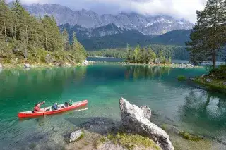 Der Eibsee liegt am Fuß der Zugspitze Der Eibsee liegt am Fuß der Zugspitze
