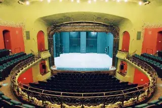 Im Saal der Münchner Kammerspiele mit Blick auf die Bühne Im Saal der Münchner Kammerspiele mit Blick auf die Bühne
