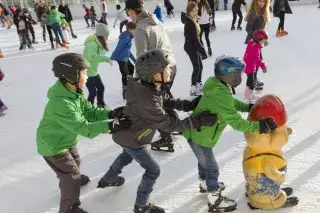 Kinder haben Spaß beim Eislaufen im Eis- und Funsportzentrum West in Pasing