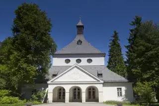 Die Trauerhalle im alten Teil des Waldfriedhofs