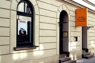 Die Münchner Lach- und Schießgesellschaft von außen