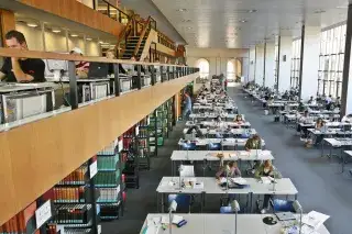 Studenten lernen in der Bayerischen Staatsbibliothek