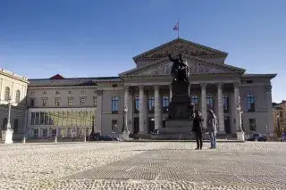 Die Sonne scheint auf den Max-Joseph-Platz