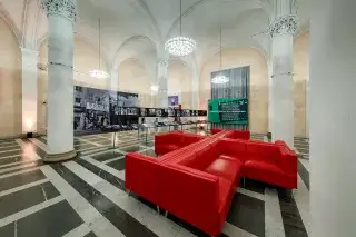 20210625_Bayerische_Staatsbibliothek_ES Rote Couch in den Ausstellungsräumen der Bayerischen Staatsbibliothek