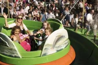 Tolle Fahrgeschäfte warten auf Eltern mit Kindern auf der Wiesn
