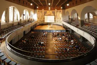 Studenten lauschen einer Vorlesung in der LMU