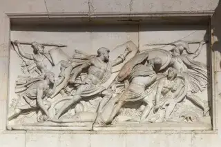 20210816_Siegestor_Katy_Spichal Ein Relief am Siegestor zeigt Soldaten im Krieg