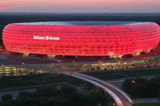 20210506_FC_Bayern_Museum Die Allianz Arena leuchtet abends in den Farben des FC Bayern München
