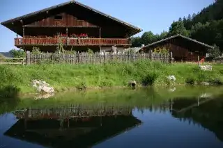 Historische Gebäude des bayerischen Oberlands in Markus Wasmeiers Freilichtmuseum