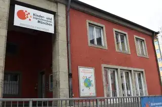 Das Kinder- und Jugendmusem im nördlichen Seitenflügel des Münchner Hauptbahnhofs von außen Das Kinder- und Jugendmusem im nördlichen Seitenflügel des Münchner Hauptbahnhofs von außen