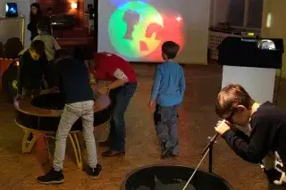 In der Ausstellung "Licht an, Licht aus" lernten Kinder, wie Fernsehen funktioniert