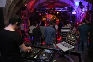 20210920_Rathaus-Clubbing „18.jetzt“ Junge Leute feiern mit einem DJ beim Rathausclubbing 18.jetzt.