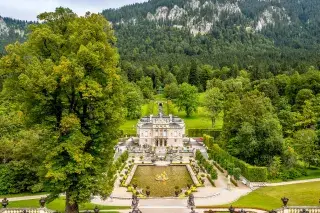 Schloss Linderhof in den Ammergauer Alpen Schloss Linderhof in den Ammergauer Alpen