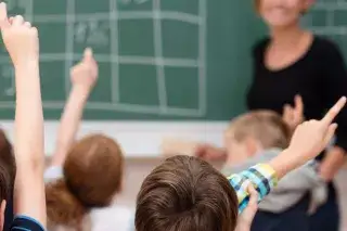 201110_grundschueler-melden-sich-Shutterstock_211281496 Schüler melden sich auf Frage der Lehrerin