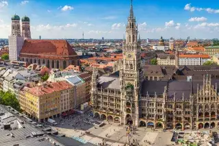 Münchens Panorama mit Rathaus und Frauenkirche