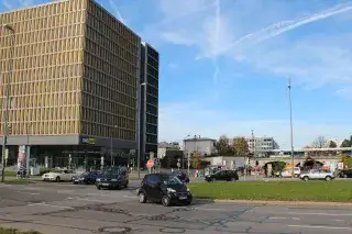 Der Laimer Würfel vor dem S-Bahnhof Laim Der Laimer Würfel vor dem S-Bahnhof Laim