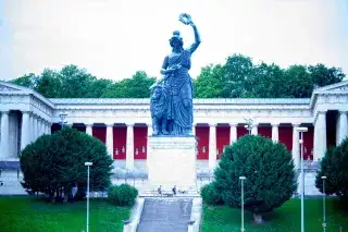 Die Bavaria mit der Ruhmeshalle auf der Theresienwiese Die Bavaria mit der Ruhmeshalle auf der Theresienwiese