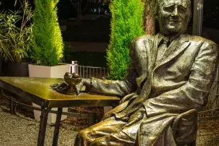 201201-monaco-franze-schwabing-denkmal-hofmann Helmut-Dietl-Denkmal an der Münchner Freiheit