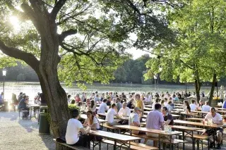 Der Biergarten vom Seehaus im Englischen Garten