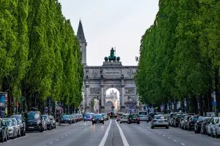 Blick von der Leopoldstraße auf das Siegestor Blick von der Leopoldstraße auf das Siegestor