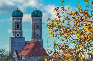 Frauenkirche mit Herbstblättern