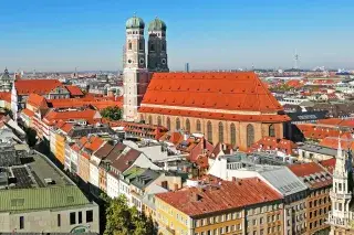 Münchens Panorama mit Frauenkirche und Altstdat