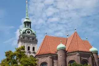 Die Kirche St. Peter mit Altem Peter von Außen