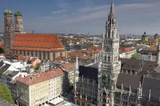 Ausblick vom Alten Peter auf den Marienplatz mit Rathaus und Frauenkirche Ausblick vom Alten Peter auf den Marienplatz mit Rathaus und Frauenkirche