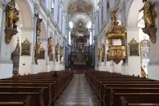 Der Innenraum der Kirche St. Peter in München